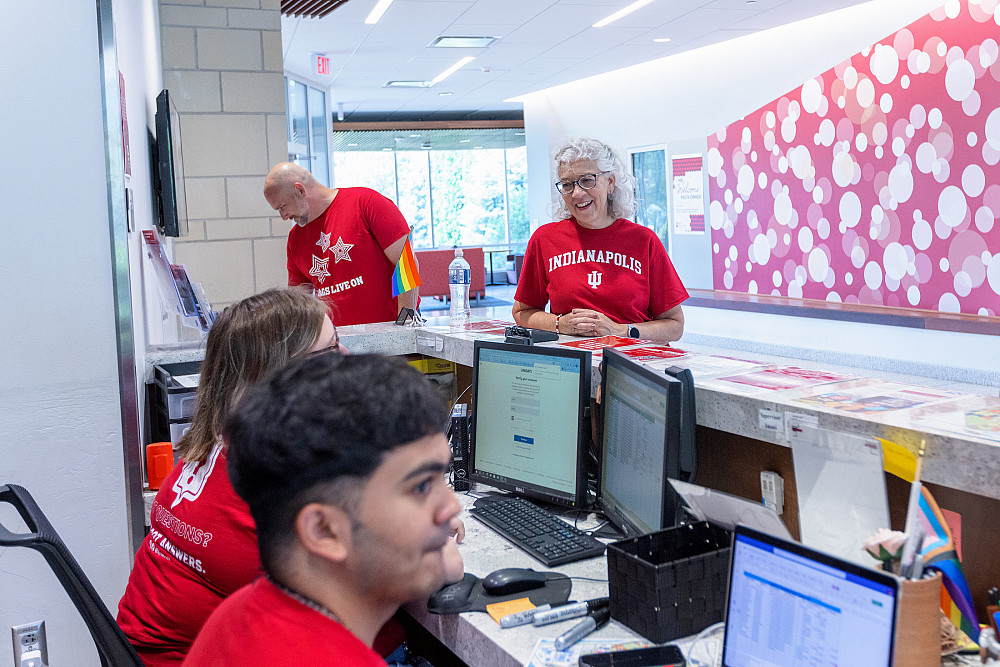 Carol Anne Murdoch-Kinch chats with residence hall workers on move-in day. Photo by Liz Kaye, Indiana University 