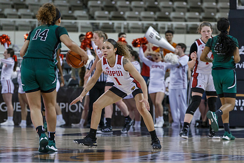 IUPUI women's basketball team playing during the 2020-21 season.