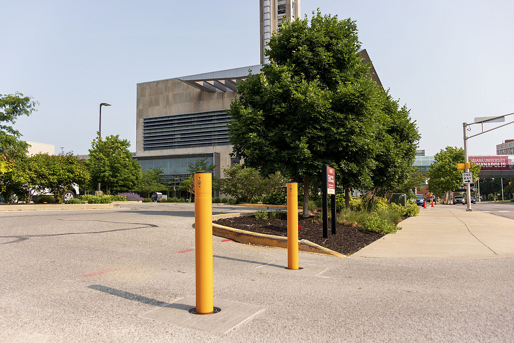 Retractable parking barriers at parking lot exit